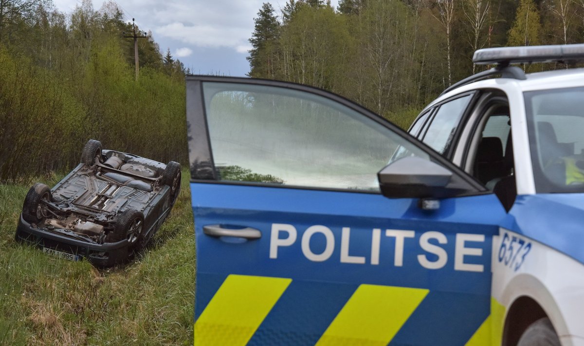 Joobes juht sõitis Viljandimaal kraavi ning auto paiskus katuse peale