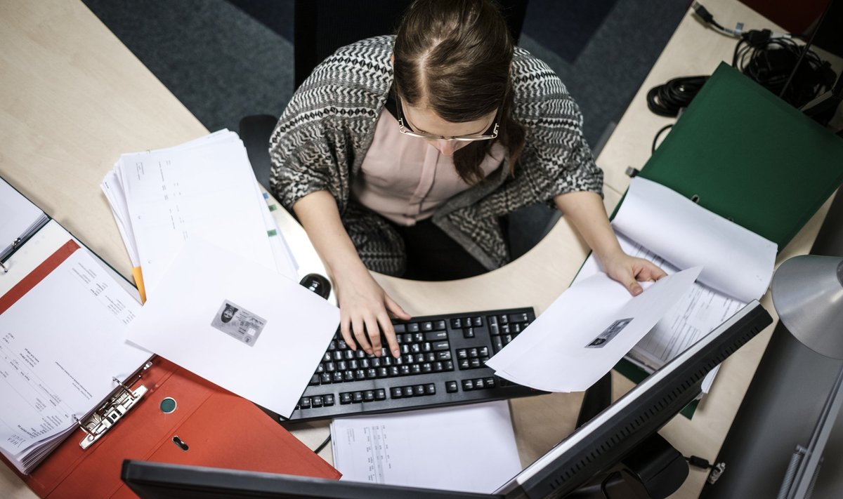 Isiklikust huvist ei tohiks andmebaasist tuttava kohta infot otsida.