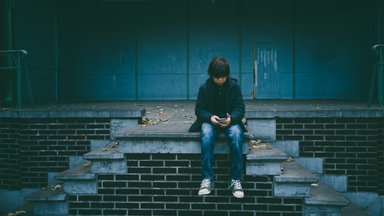 Ühendkuningriik tahab keelata nutitelefonide müüki alla 16-aastastele