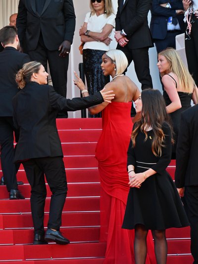 Kelly Rowland riidles punasel vaibal turvatöötajaga