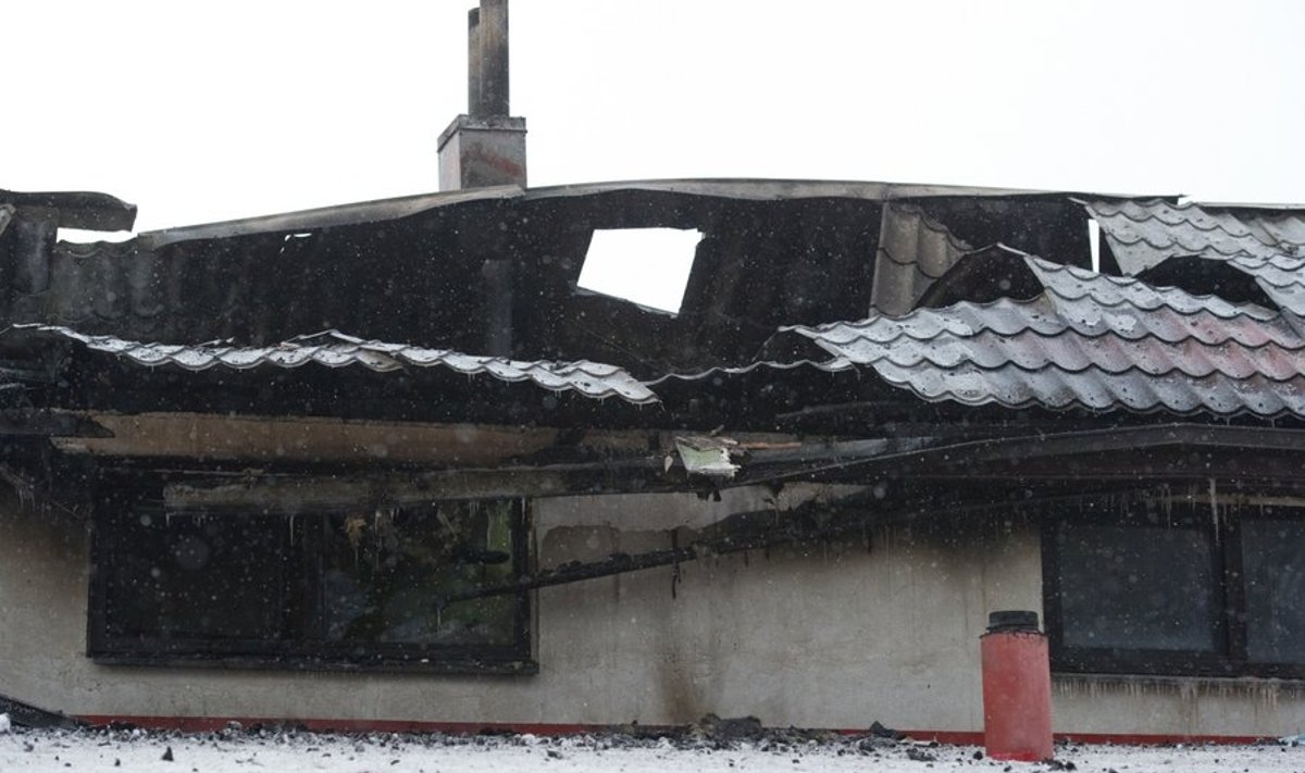 Tulekahjus hävinud maja katus