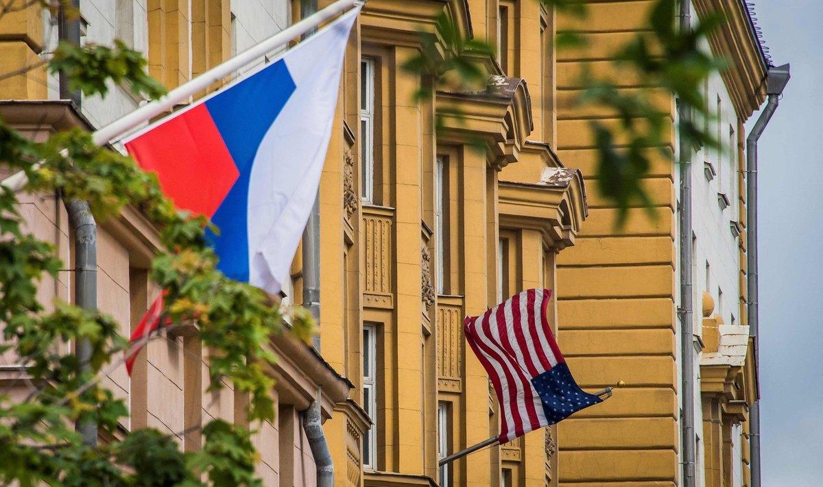 Vene lipp Ameerika Ühendriikide suursaatkonna kõrval Venemaal.