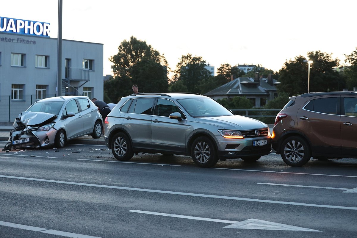 FOTOD | T1 kaubanduskeskuse lähedal toimus ahelavarii, kaks inimest toimetati haiglasse