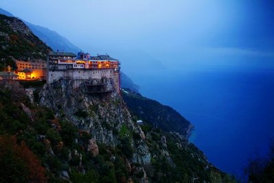 Один из монастырей Афона — Симонопетра — популярное место паломничества на полуострове. Иногда Симонопетру называют христианским Тибетом — монастырь стоит на отвесной скале, возвышающейся на 245 метров над уровнем моря.