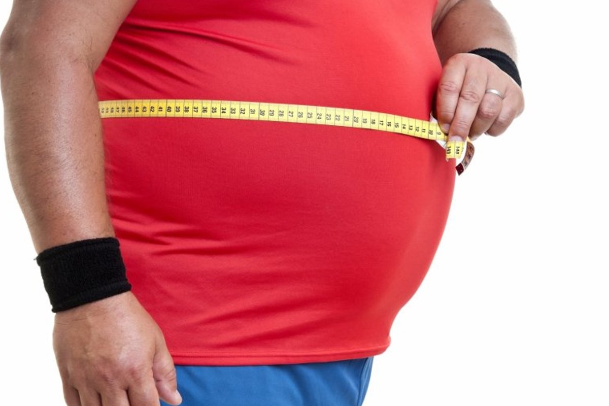 Красный живот у мужчин. Мужчина с сантиметром. Толстый живот с сантиметром. Полные люди. Измерение окружности талии ожирение.