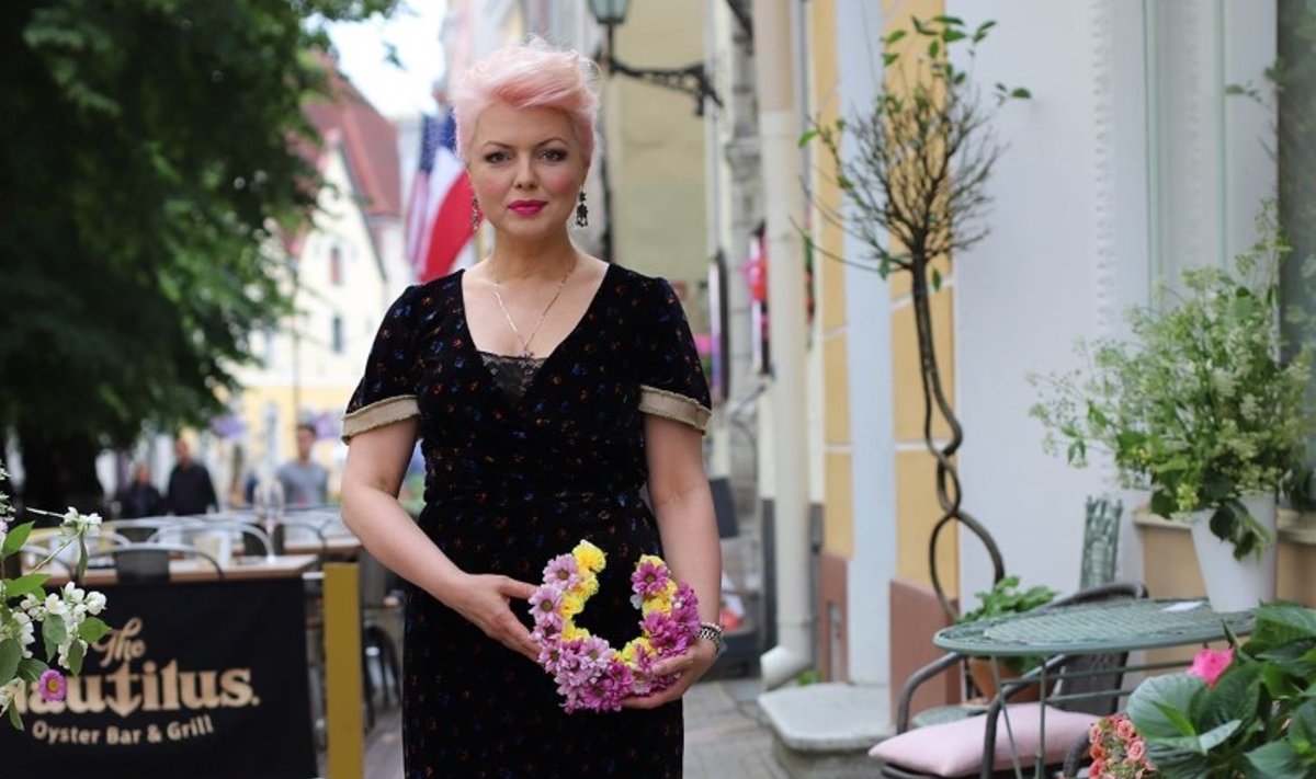 TÄNASES PÄEVAS Beatrice ütleb, et armastab riietusega jätkuvalt eksperimenteerida. Ta värvib juukseid päris sageli - praegu on ta roosade juustega. Fotol oma Tallinna vanalinnas asuva baari Mull ees.