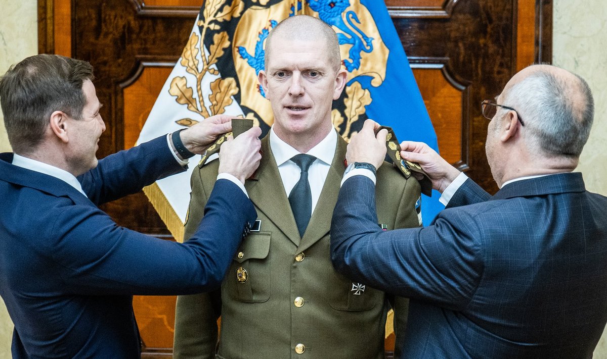 Kindralipagunid kinnitasid Martin Heremi õlgadele eelmisel aastal president Alar Karis (paremal) ja kaitseminister Hanno Pevkur.
