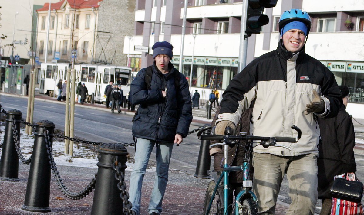 Jüri Ratas 2006. aastal Tartu maantee avamisel. Tallinna linnapea saabus avamisele rattaga.