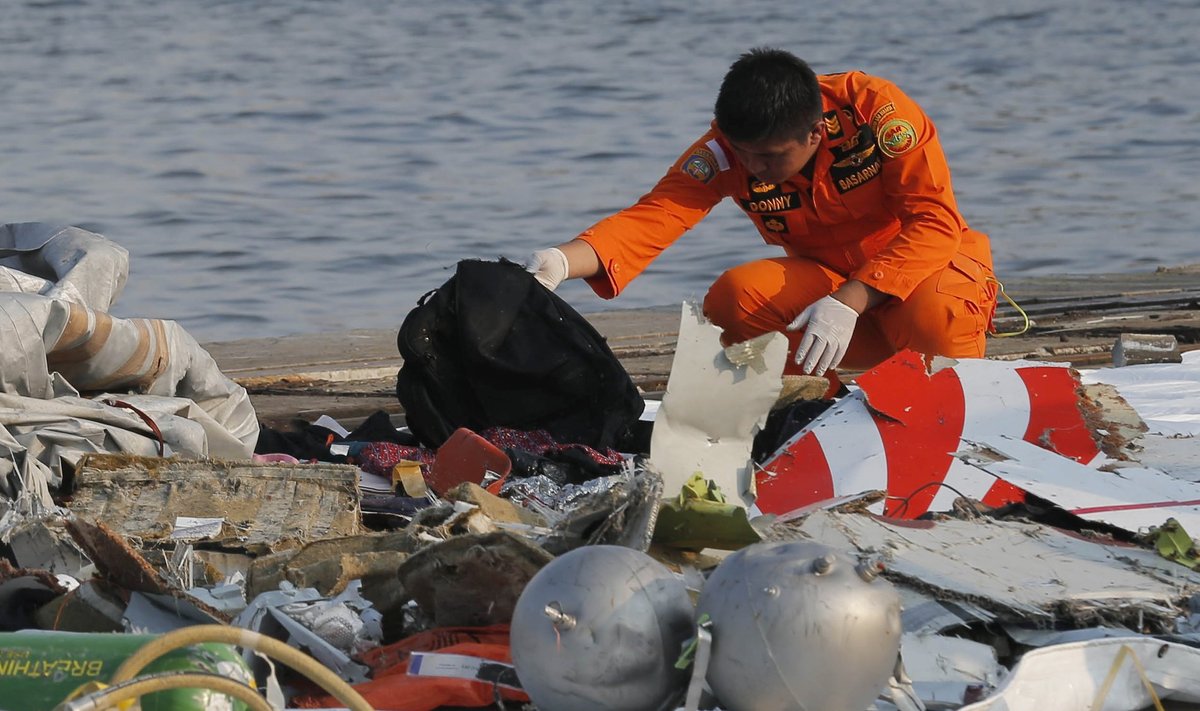 Indoneesia päästja vaatas eile läbi rusutükke, mis olid arvatavasti pärit meresügavikku kadunud Lion Airi lennukilt.