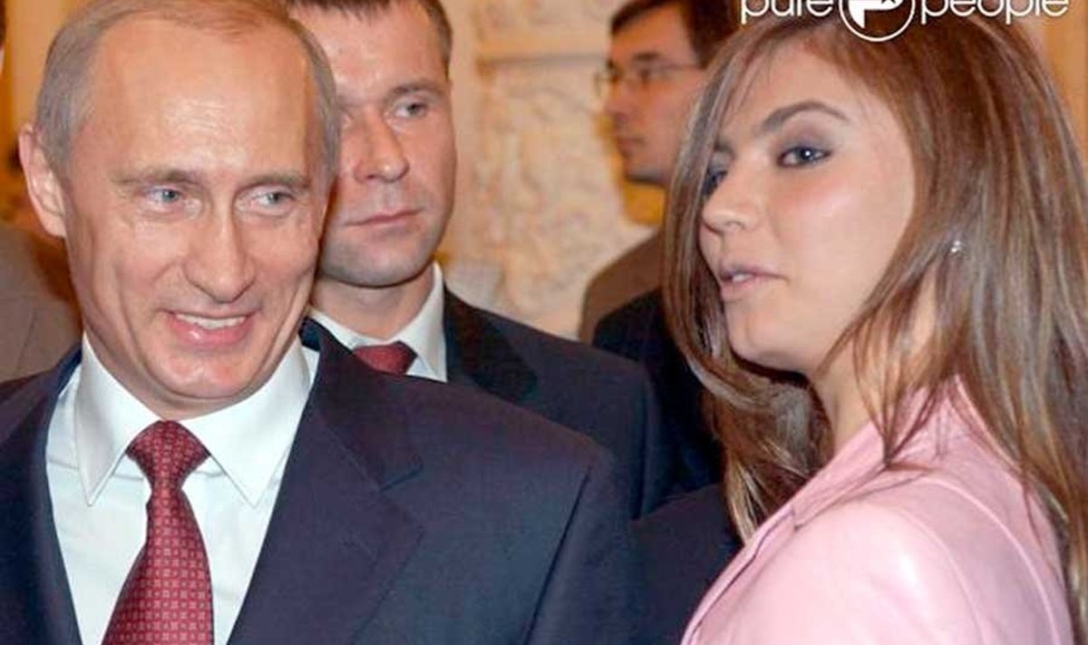Girlpower: President Putin 2004. aastal kohtumas olümpiavõitjatega. Iluvõimleja Alina Kabajevat kahtlustati veel aastaid hiljem armusuhtes presidendiga. (repro)