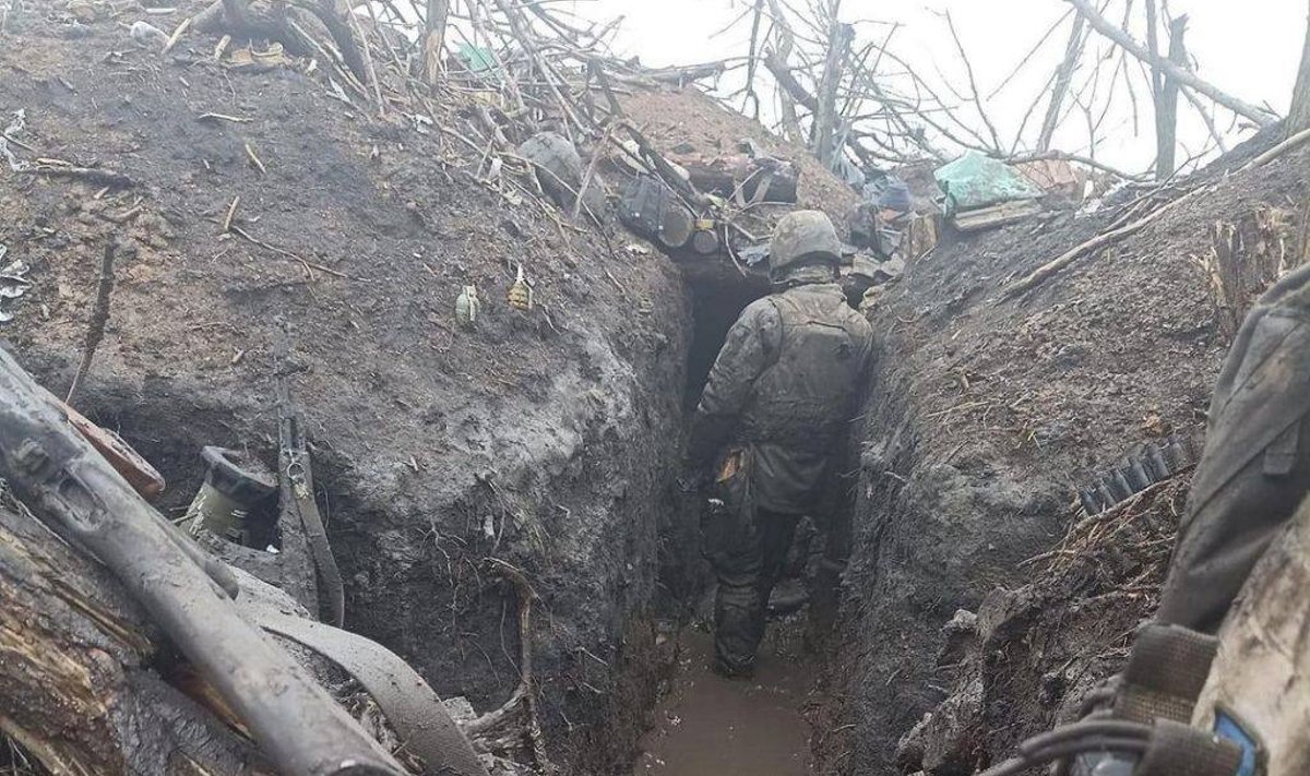 Ukraina sõdur Bahmuti lähedal kaevikus