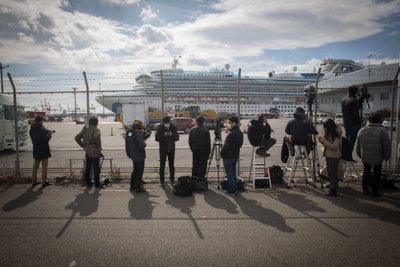 KAKS NÄDALAT VIIRUSE MEELEVALLAS: Ajakirjanikud ootavad sadamas Diamond Princessi pardalt uudiseid.