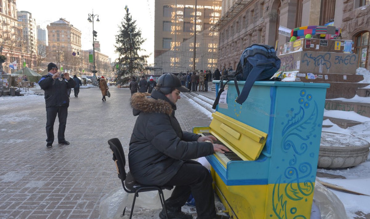 Revolutsiooniline kunst: külmast punaste sõrmedega noormees mängis tänaval  Ukraina värvidesse maalitud klaverit. Kurbade Rahmaninovi helidega väljendas ta enda sõnul kahtlust, kas võitlus lõppkokkuvõttes üldse vilja kannab.