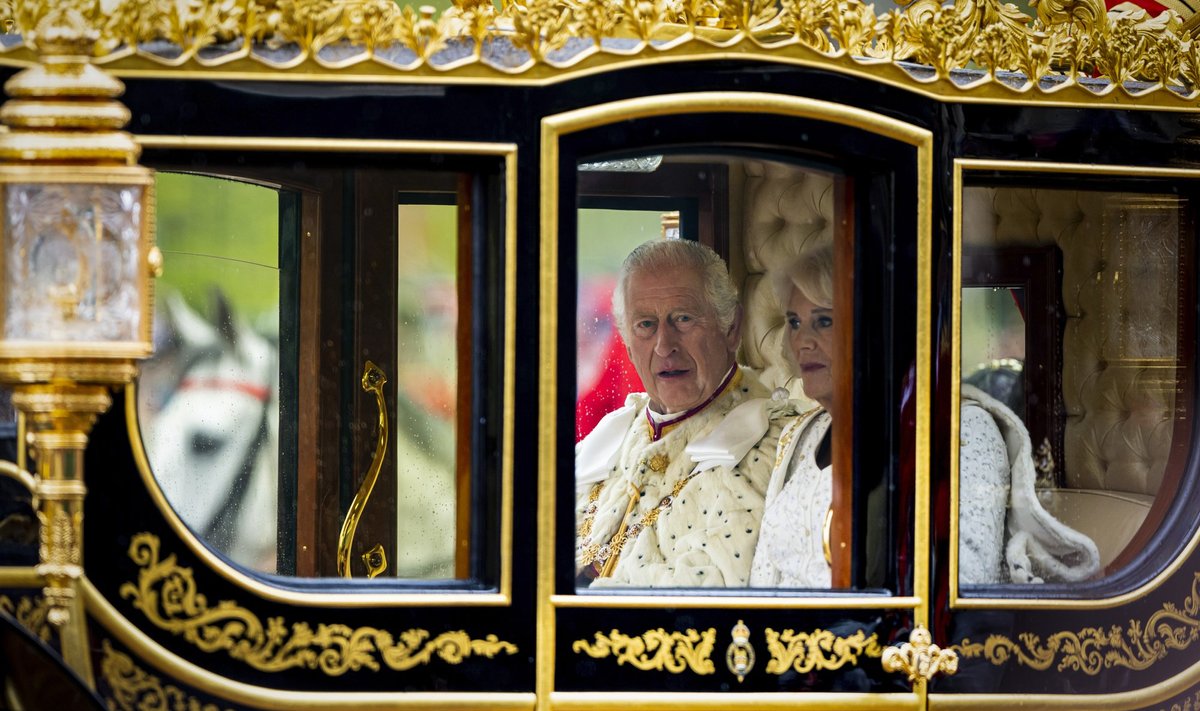 Kuningas Charles III ja kuninganna Camilla tõllas.
