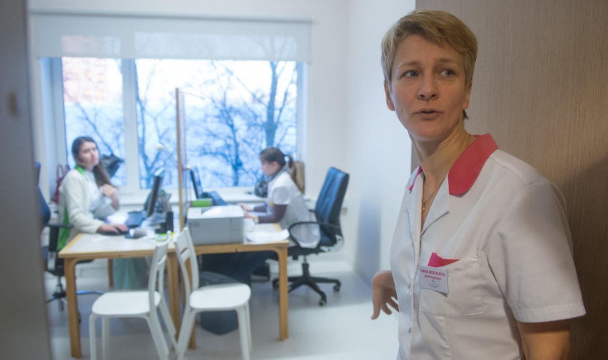 Järveotsa perearstikeskuse juhataja Diana Ingerainen näitab ruumi, kus pereõed patsiente telefoni teel nõustavad. Tema sõnul lahendavad õed ligi pooled ravijuhud.