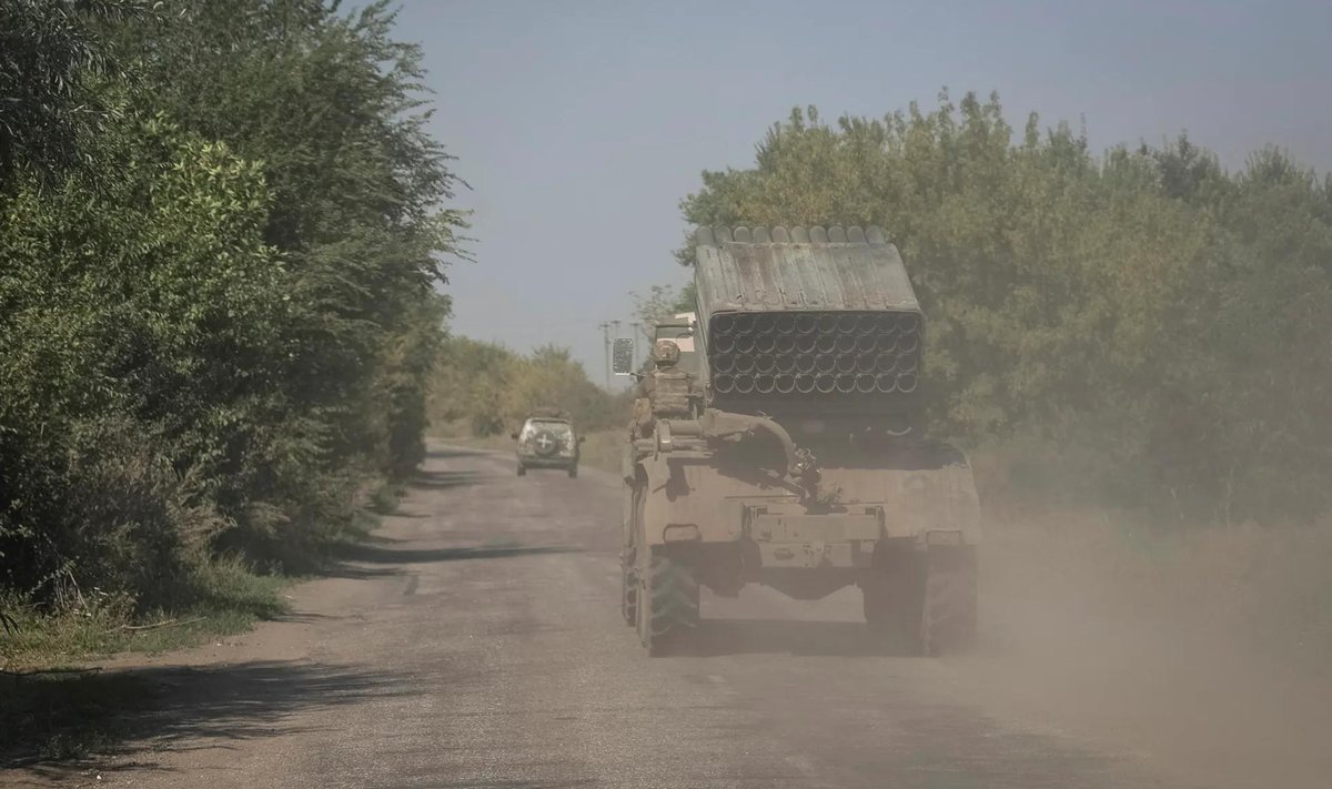 Украинская реактивная система залпового огня «Град» на дороге в Запорожской области