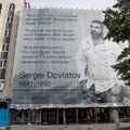 FOTOD: Tallinlased riputasid Dovlatovi sünniaastapäeva puhul Vabaduse väljakule kirjaniku hiiglasliku portree