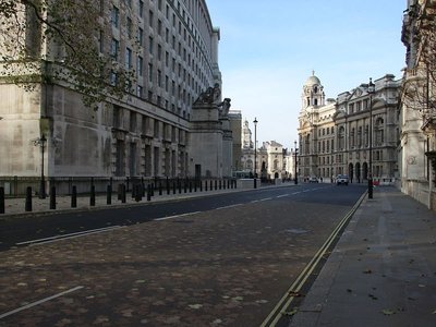 <a target="_blank" href="https://commons.wikimedia.org/wiki/File:Horse_Guards_Avenue,_Westminster-geograph-2178274.jpg">commons.wikimedia.org</a>