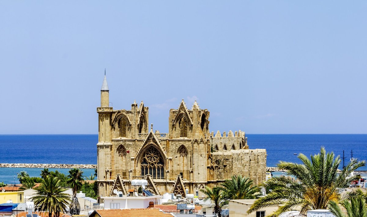 Famagusta Püha Nikolause katedraali rajasid 14. sajandil Prantsuse Lusignani dünastia valitsejad ja see on Põhja-Küprose üks silmapaistvamaid keskaegseid ehitisi. Osmanite ajal sai sellest mošee.