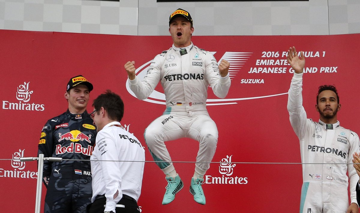 Nico Rosberg sai pärast võitu rõõmust hüpata. Max Verstappen (vasakul) ja Lewis Hamilton jäid tagasihoidlikumaks.