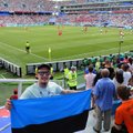 FOTOD | Eesti lipp tekitas jalgpalli MM-il segadust. Kohalikud ei olnud sellise lipu olemasolust teadlikud