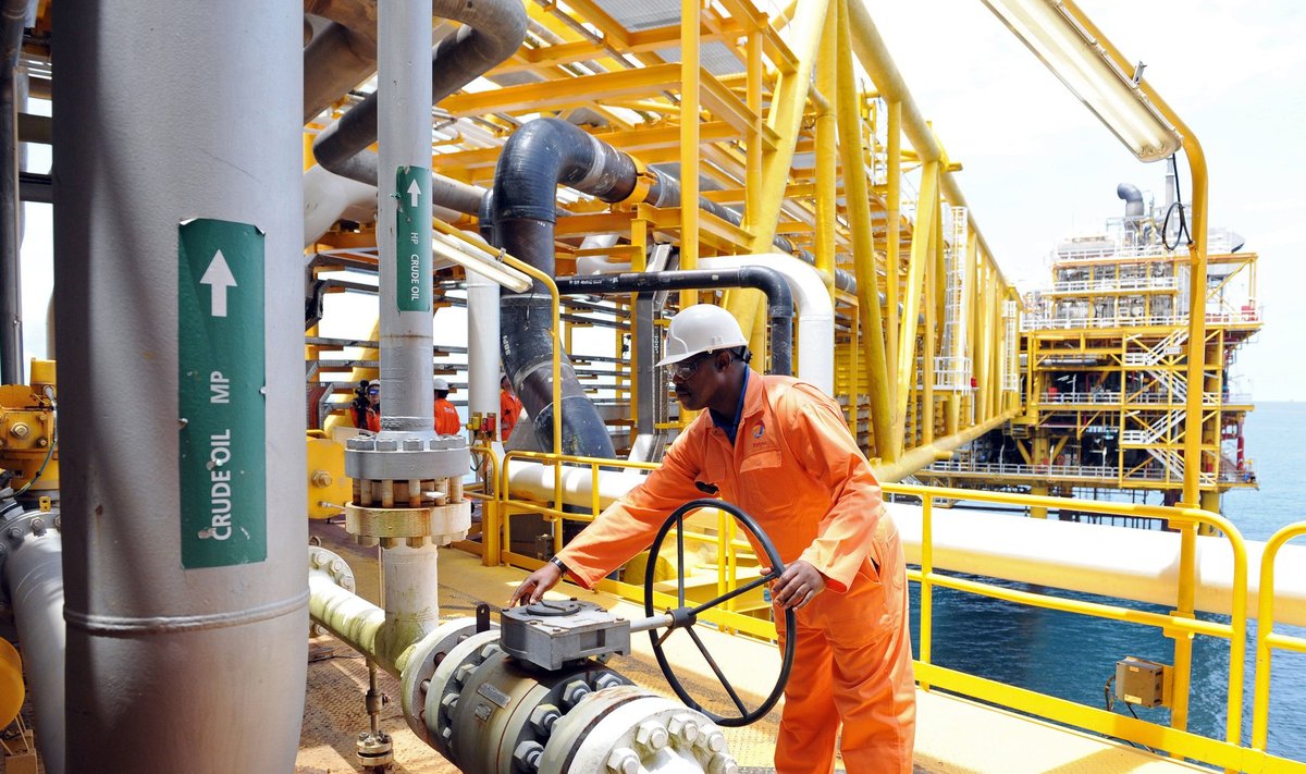 Tööline Nigeeria naftaplatvormil.