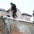VIDEO | Peterburis on katuselt sadanud jääkamakatega pihta saanud 4 inimest, kellest kaks on raskes seisundis
