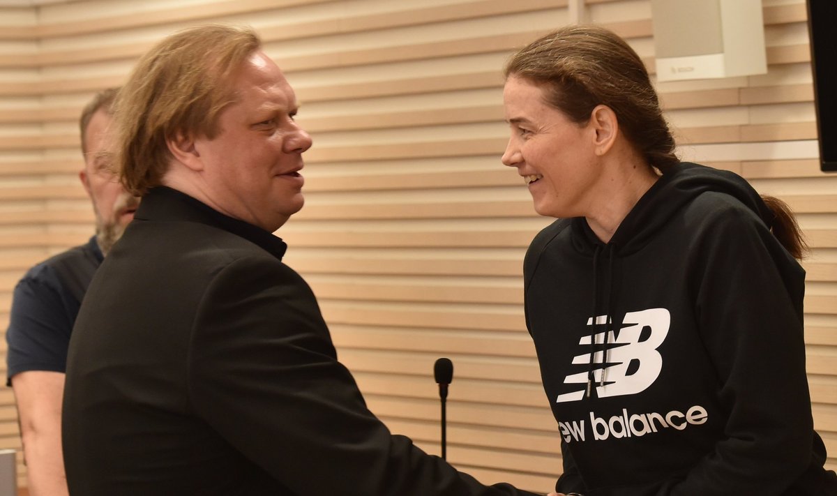 KAITSJAGA: Gerli Mutso (paremal) surub kohtuotsuse kuulutamise istungil kätt oma kaitsja, advokaat Sven Sillariga.
