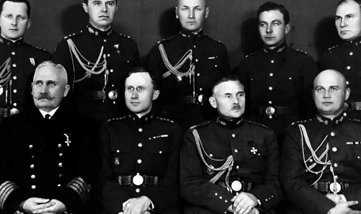 Kaitsevägede staabi ülem kindralmajor Juhan Tõrvand koos osakonnaülematega 1932. aasta detsembris. Istuvad vasakult: kolonel Jakob Prei (1873–1954), kolonel Juhan Järver (1886–1941), Juhan Tõrvand (1883–1942), kolonel August Traksmaa (1893–1942); seisavad: kolonelleitnant Herbert Raidna (1897–1942), kolonelleitnant Karl Laurits (1892–1941), major Elias Kasak, kolonelleitnant Oskar Plaks (1895– 1938), kolonelleitnant Mart Tuisk (1889–1942).