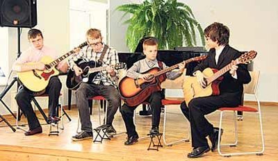 Muusikaosakonna kitarriansambel koosseisus Artur Kruusamägi, Hendrik Mändla, Jürgen Järveküla ja Renee Trei.