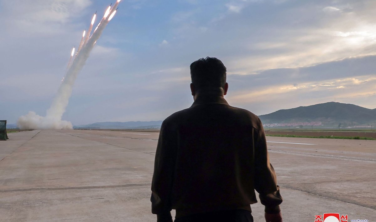 Kim Jong-un vaatleb Põhja-Korea raketiheitjate tööd, mai 2024