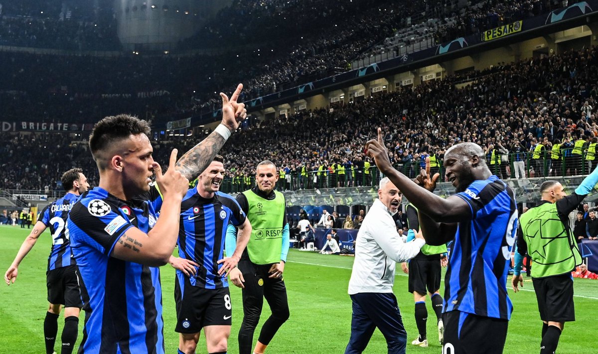 Milano Interi mängijad triumfi tähistamas.