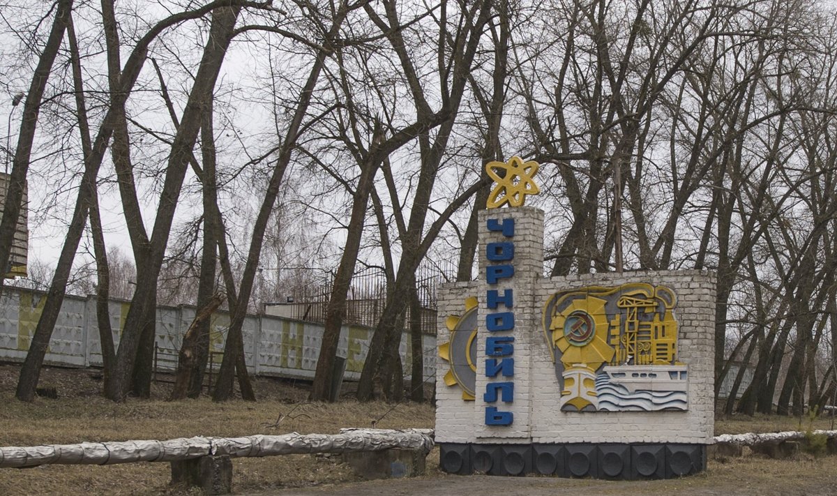 Meie ees seisab sini-kollase krohviga telliskivimonument, millel on kiri Tšornobõl ja tipus aatomike. Monument märgib poolsurnud linna sissepääsu. Poolsurnud sellepärast, et selles tsoonis ei elata alaliselt, vaid käiakse kiirgustausta tõttu ainult tööl.
