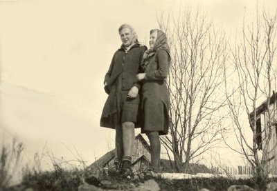 Ema ja tädi Laine u 1943. aastal