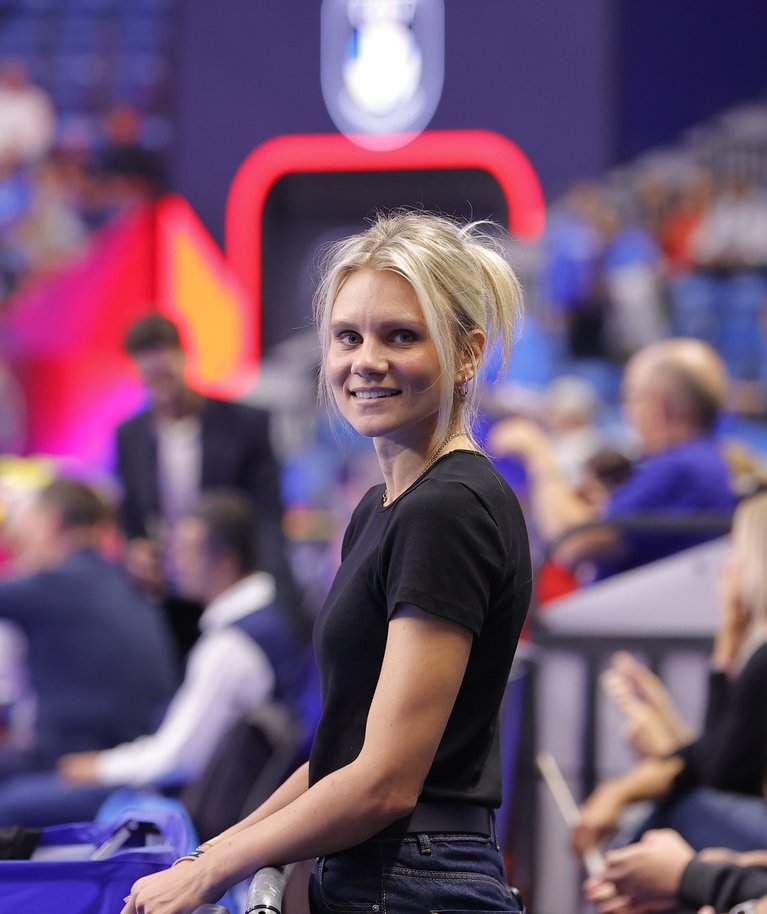 Julija Mõnnakmäe aitas 2019. aastal Eesti naiskonna esimest korda EM-ile. Tänavusel EM-il toetas ta koondist platsi kõrvalt.