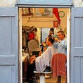 Meeleolukas reisifoto projekt jõuab näituseni: Anna-Kai Tõrs püüdis pildile meeste juuksurisalongide lõbusa elu