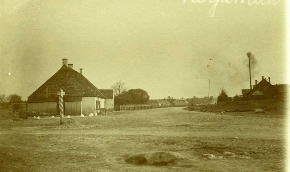 Foto on umbes samast ajast mis järjejuttki. Pildil XVIII sajandil ehitatud kõrtsi- ja postijaamahoone, mis ehitati ümber ja 1932. aasta mais avati Kaitseliidu Koduna (rahvamajana). Paremat kätt tossab piimapulbri ehk kompvekivabriku „Lacta“ korsten