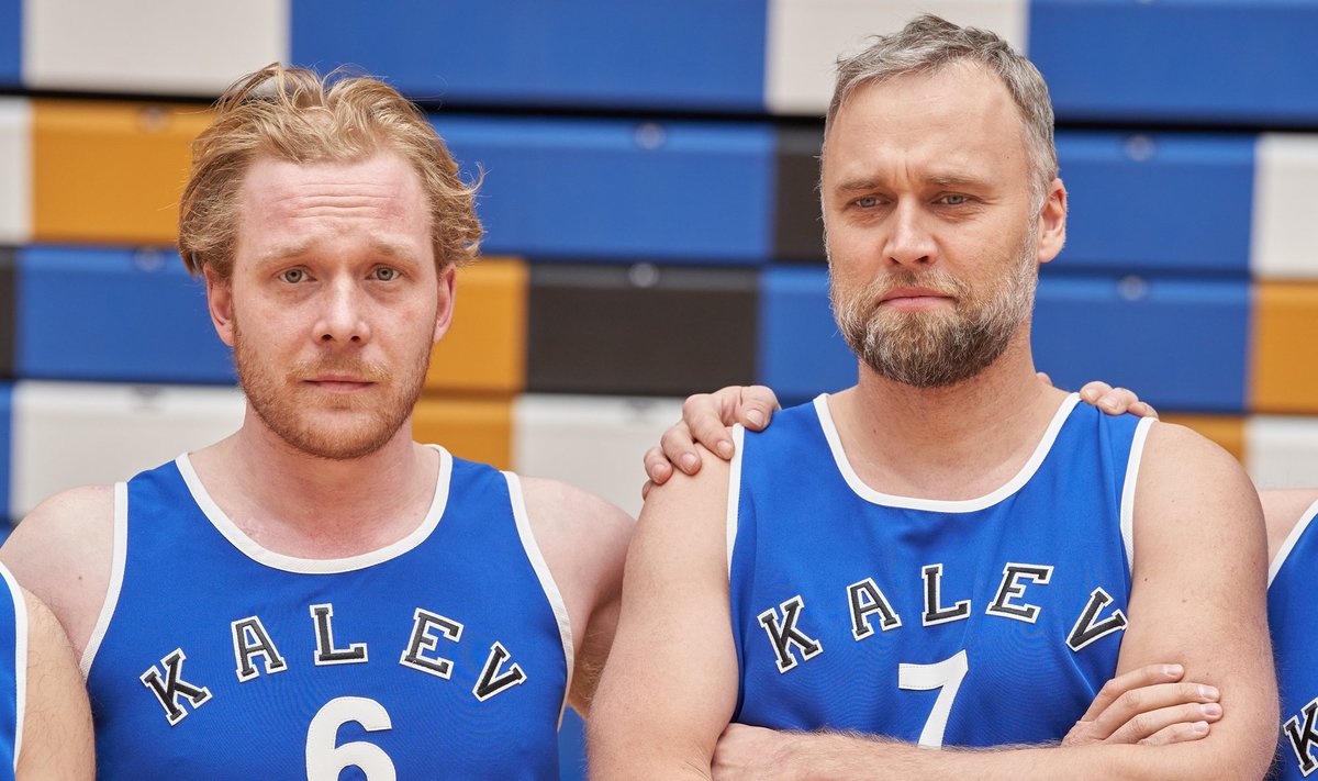 PÕLVKONDADEVAHELISELE konfliktile rõhuv spordilavastus „Korvpall on saatanast“ toob esile kaks sarmikat osatäitjat, Pääru Oja ja Mikk Saare. Mikk, kes on tuntud rohkem laulja ja muusikalinäitlejana, ütleb, et see on talle esimene teatritükk, kus temalt laulmist ei oodata.