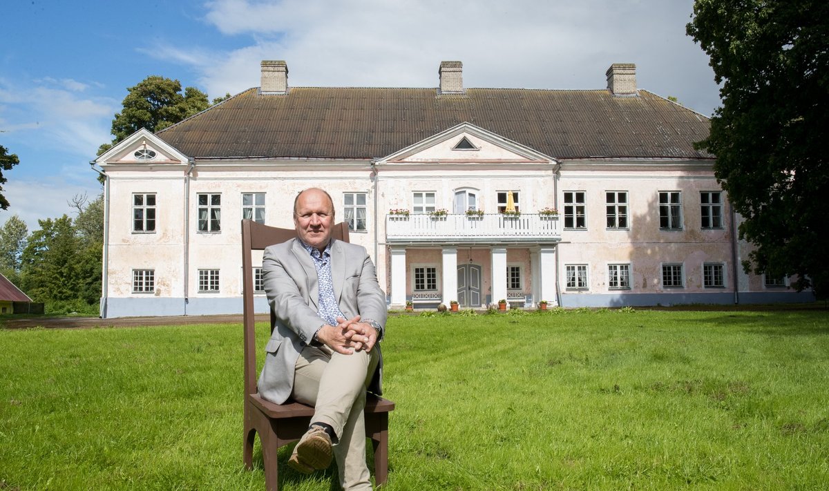 Mart Helmele kuulub Suure-Lähtru mõisahoonet majandav osaühing Suure-Lähtru Mõis, mille müügitulu on alates 2013. aastast jäänud alla 5000 euro aastas.