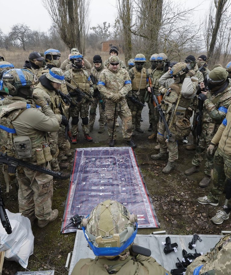 Ukraina armee jaoks on esmatähtis saada kiirelt laskemoona, et peatada vastase edenemine. Paralleelselt tuleb mobilisatsiooni suurendada ja kaitseliine rajada. 