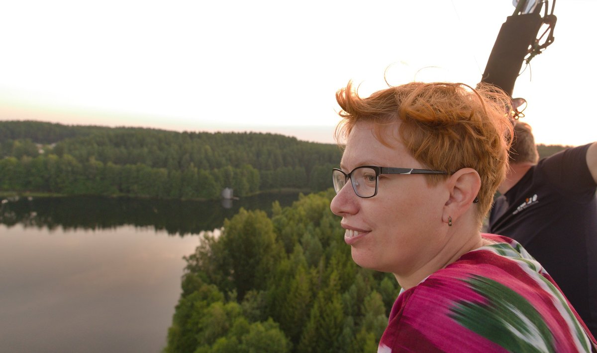 Kõhutan korvi äärel ja naudin vaadet järvele.