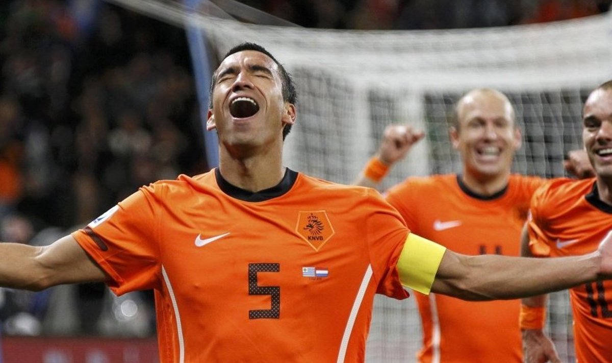 Giovanni van Bronckhorst  on löönud 1-0 Hollandile