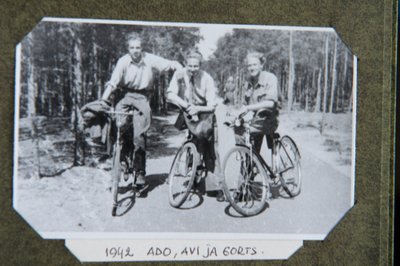 Gordy Jõelaid koos sõpradega 1942. aasta suvel