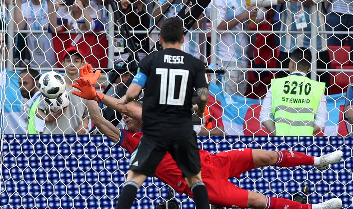 Islandi väravavaht tõrjub Lionel Messi penalti