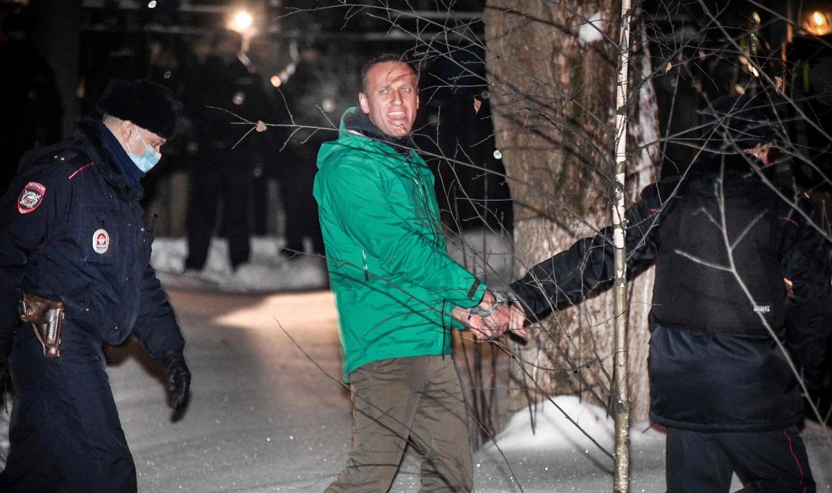 Aleksei Navalnõi pärast 30 päevaks vahi alla võtmise otsust Himki politseijaoskonna juures.