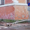 DELFI FOTOD: Pärnu Eliisabeti kirik laguneb, hoone küljest kukub suisa eluohtlikke telliseid