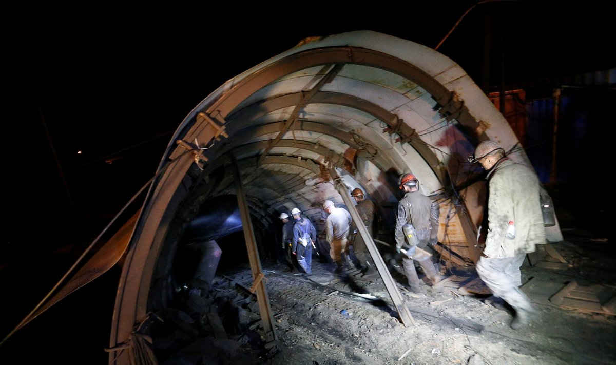 Töötajad sisenemas kivisöe kaevandusse Luhanskis, Ukrainas.