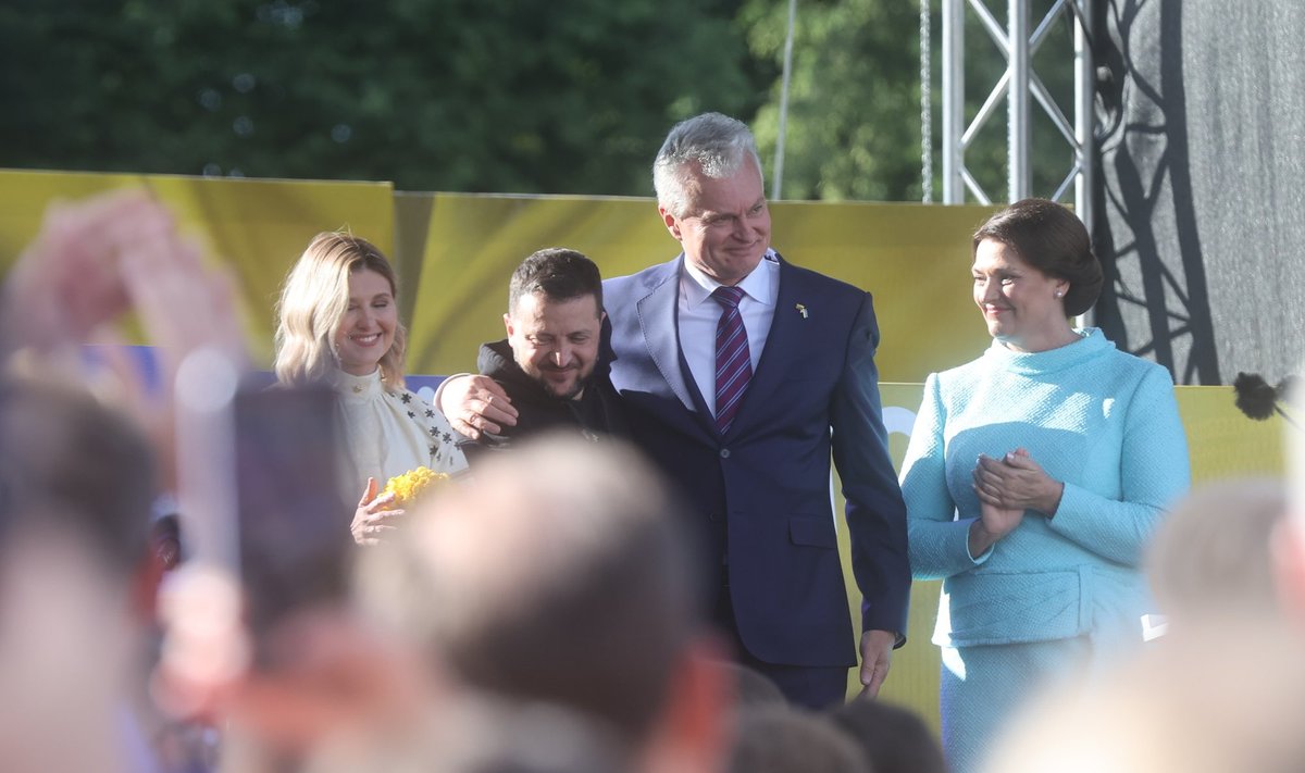 Vanad sõbrad: Volodõmõr Zelenskõi ja Leedu president Gitanas Nausėda koos abikaasadega rahva ees