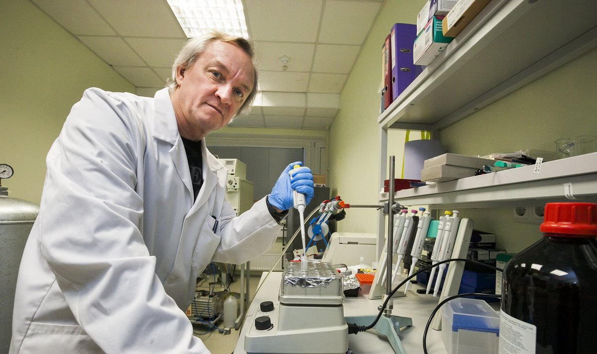 Tartus tegutseva Probiotech OÜ juhataja Aleksander Lammas laboris massispektromeetrilist analüüsi ette valmistamas.