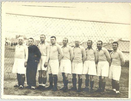 Vangilaagri jalgpallimeeskond 1953. aastal. Evald Tupits seisab keskel.